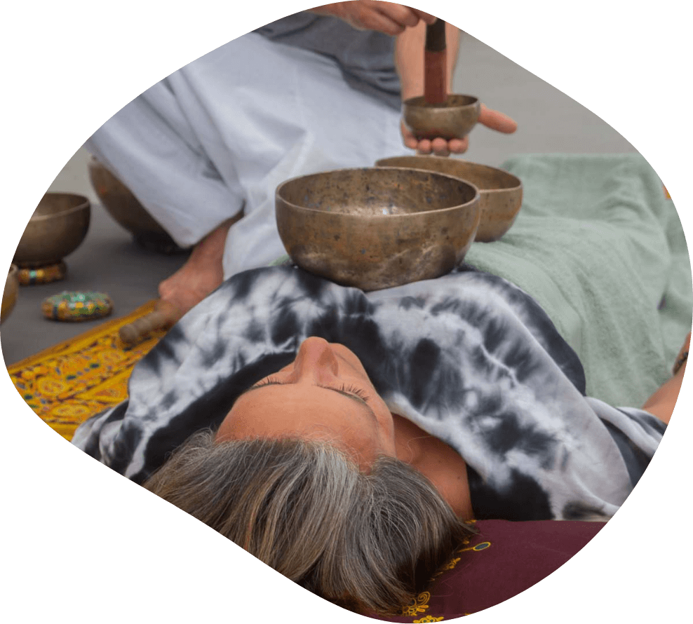 Sessão de sound healing Almond Tree com taças tibetanas, fotografia recortada na forma da amêndoa