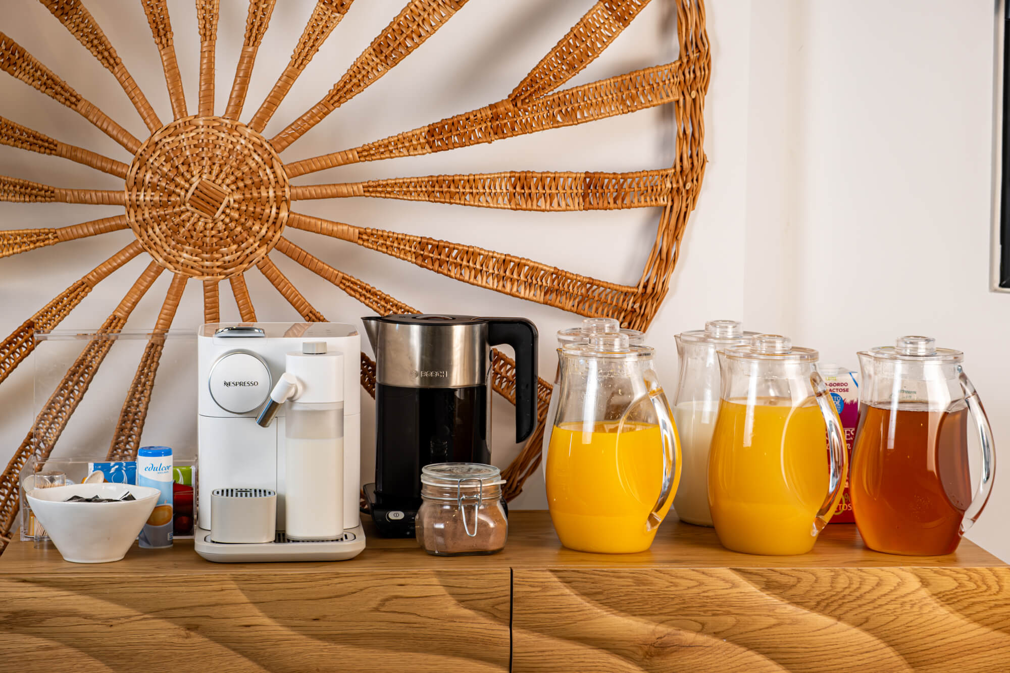 Máquina de café e sumos naturais no pequeno-almoço do Alto do Forte