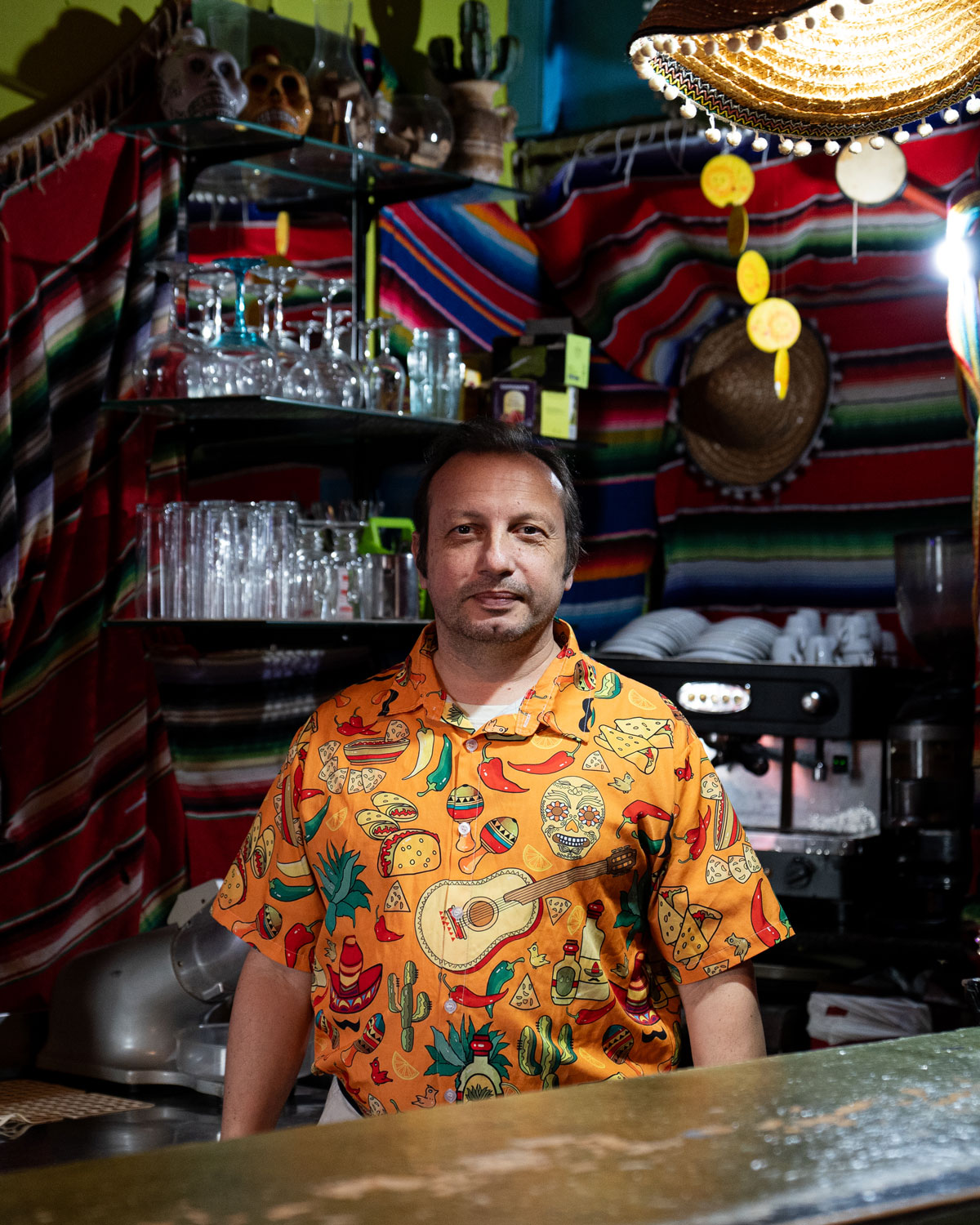 Comerciante da Arriba, retratado para a série 'As Caras do Bairro' do Bairro Comercial Digital