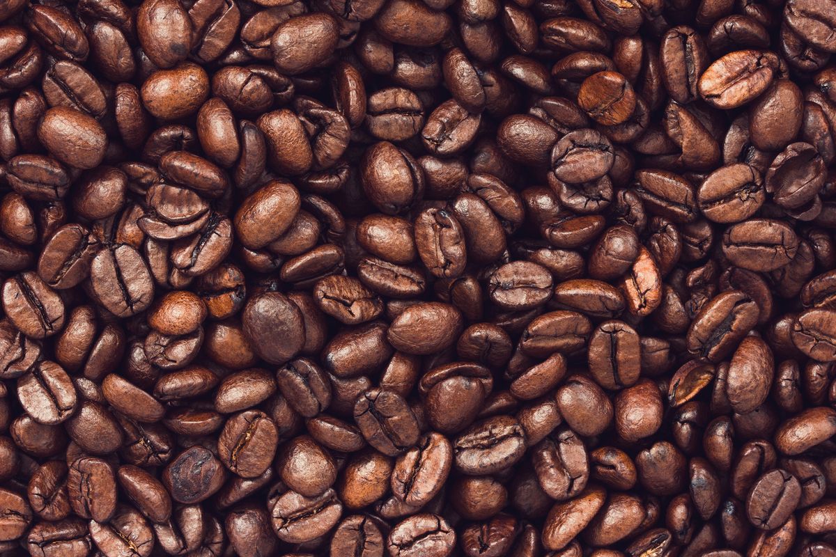 Textura de grãos de café torrados, fundo da identidade Café Casteletes
