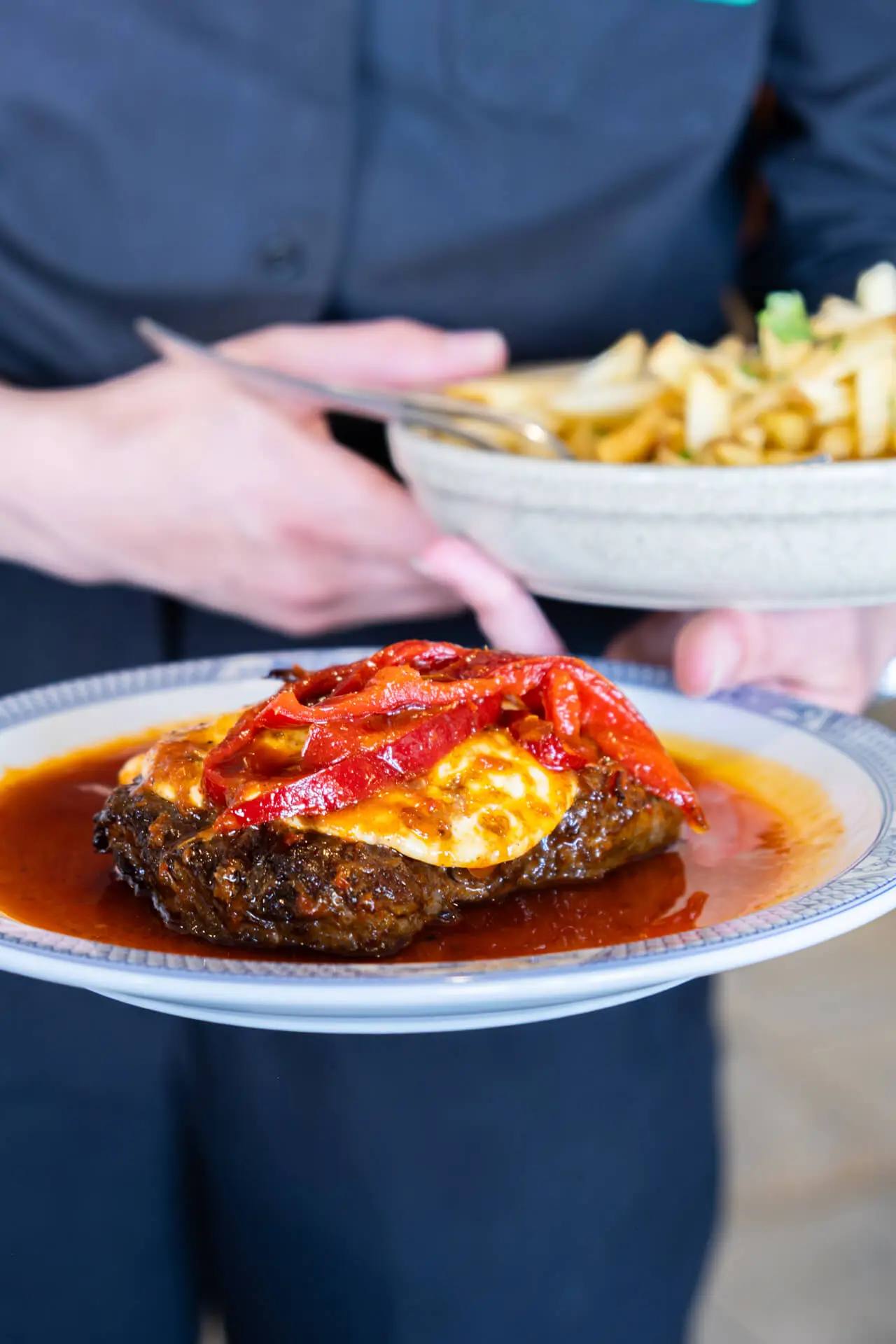 Bife regional açoriano com queijo e pimento servido no restaurante Mariserra em São Miguel