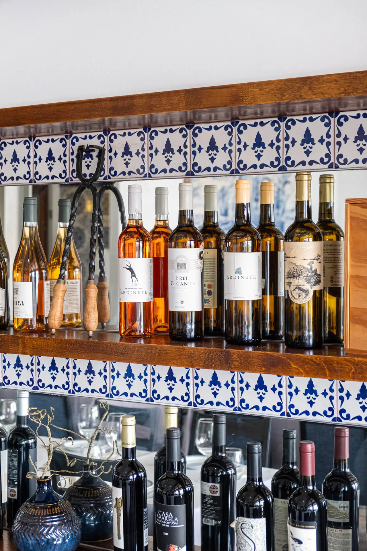 Carta de vinhos portugueses com azulejos tradicionais no restaurante Mariserra nos Açores