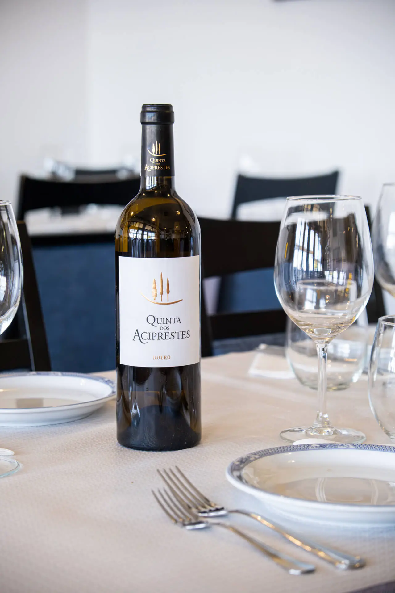 Garrafa de vinho português Quinta dos Aciprestes na mesa do restaurante Mariserra em São Miguel